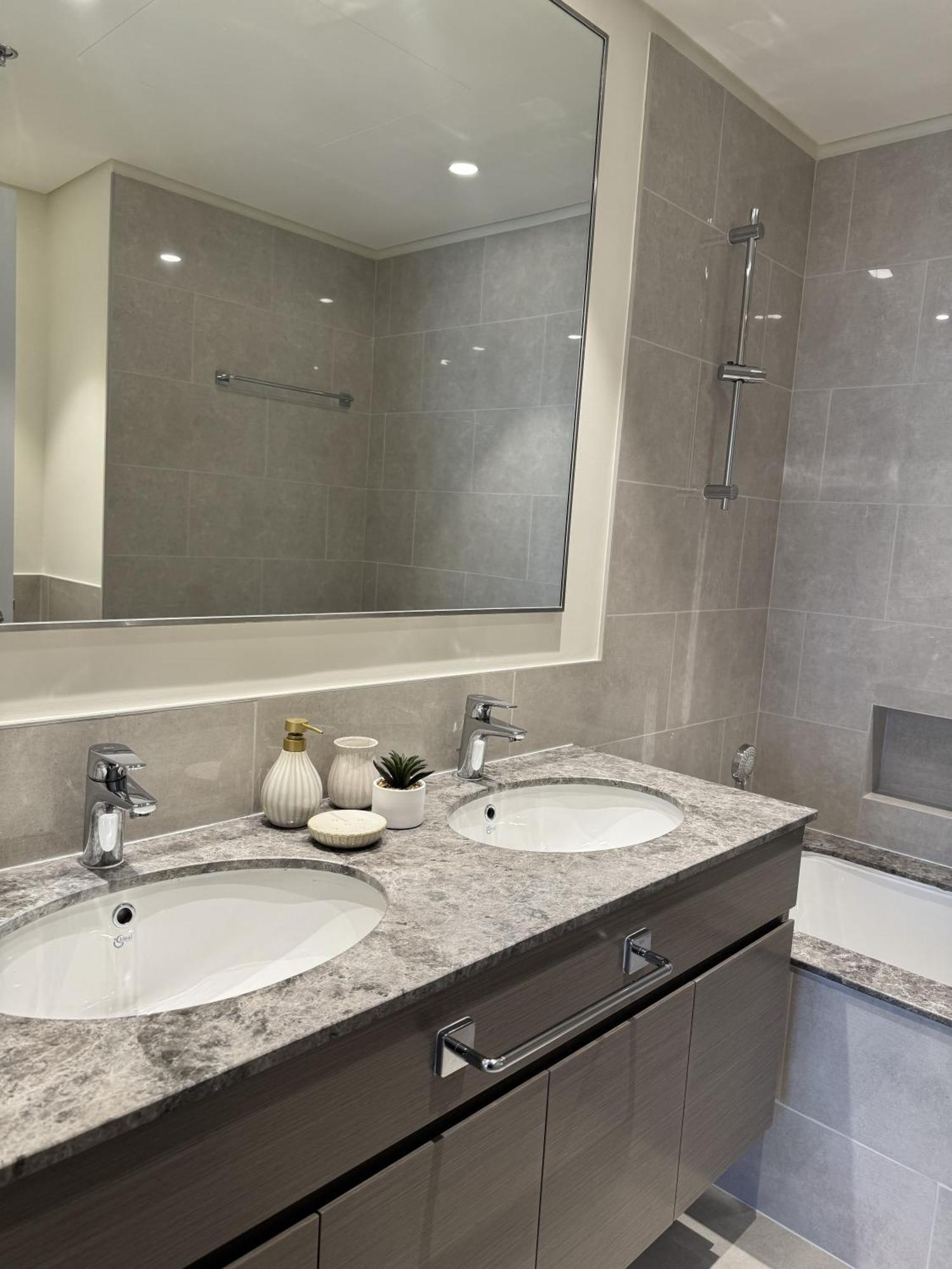 Tower Luxury 2br Downtown Near Burj & Mall *